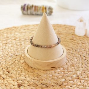 Un bracelet en pierre de soleil noire de la marque Terrapia