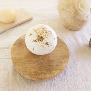 Une bombe de bain Renaissance à la camomille et pamplemousse
