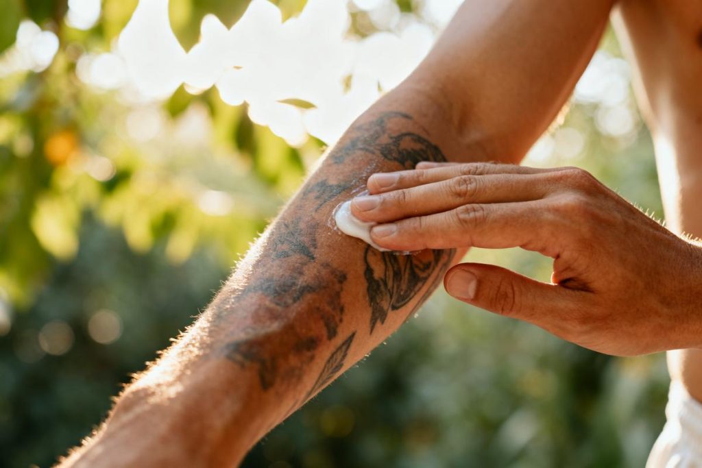 Mon tatouage pèle et s’efface : comment y remédier ?